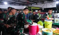 Hangatnya Kebersamaan, Satgas TMMD Ke 127 Kodim Blitar Buka Puasa Dan Tarawih Bersama Ansor Di Desa Krisik