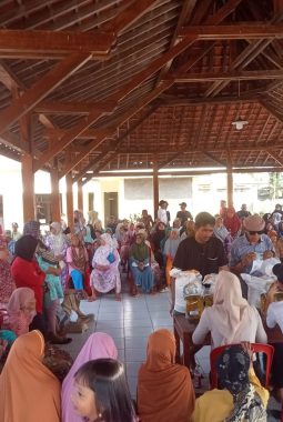 900 Warga Desa Cidadap Terima Bantuan Beras dan Minyak Goreng, Kepala Desa: Sangat Membantu di Tengah Harga Pangan Naik