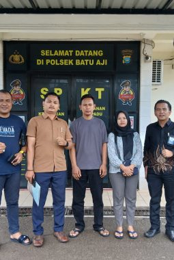Tim Hukum Martinus Zega dampingi Keluarga Korban Junita Putri Zega Laporkan Kasus Kematian ke Polsek Batu Aji