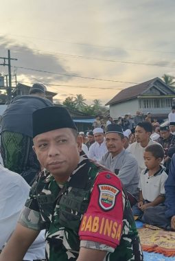 Babinsa Serka Kholis Ikut Sholat Idul Adha Bersama Warga di Lapangan Hijau Simpang Gambir