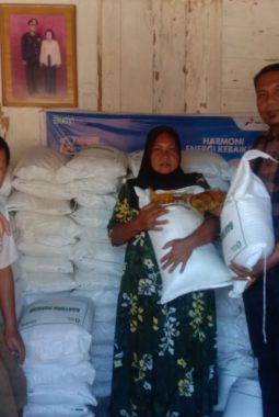 Ribuan Keluarga di Kecamatan Lingga Bayu Terima Bantuan Beras dan Minyak Goreng, Camat Pastikan Penyaluran Tepat Sasaran