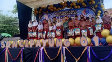 Momentum 10 Muharam, SDN Cipayung 01 Padukan Pelepasan Siswa dengan Kegiatan Santunan Yatim