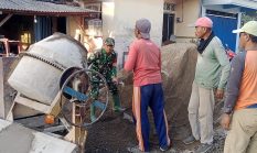 Wujudkan Kemanunggalan TNI-Rakyat, Serka Anton Bersama Warga Gotong Royong Cor Jembatan Garuda