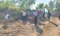 Dukung Pembangunan Jembatan Garuda, Serka Ahmad Mubarok Bersama Warga Rejosari Gelar Pelebaran Jalan