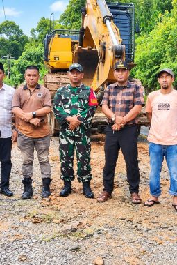 Dua Tahun Kayu Tumbang Tutupi Separuh Badan Jalan Di Desa Sikumbu, Camat dan Babinsa Turun Langsung Angkat Batang Kayu Pakai Alat Berat